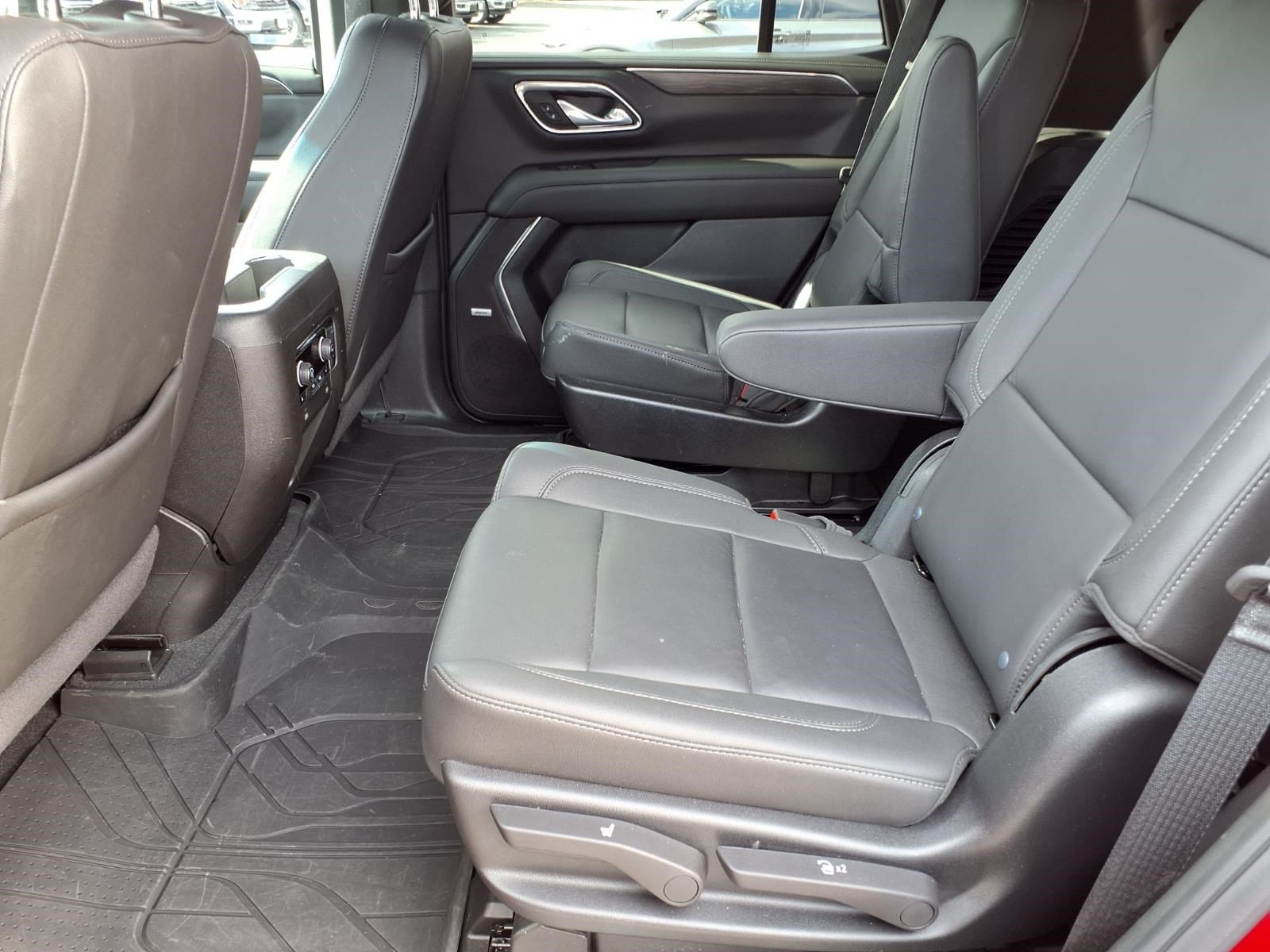 Used 2024 Chevrolet Tahoe Z71 w/ Luxury Package AWD/4WD image 11