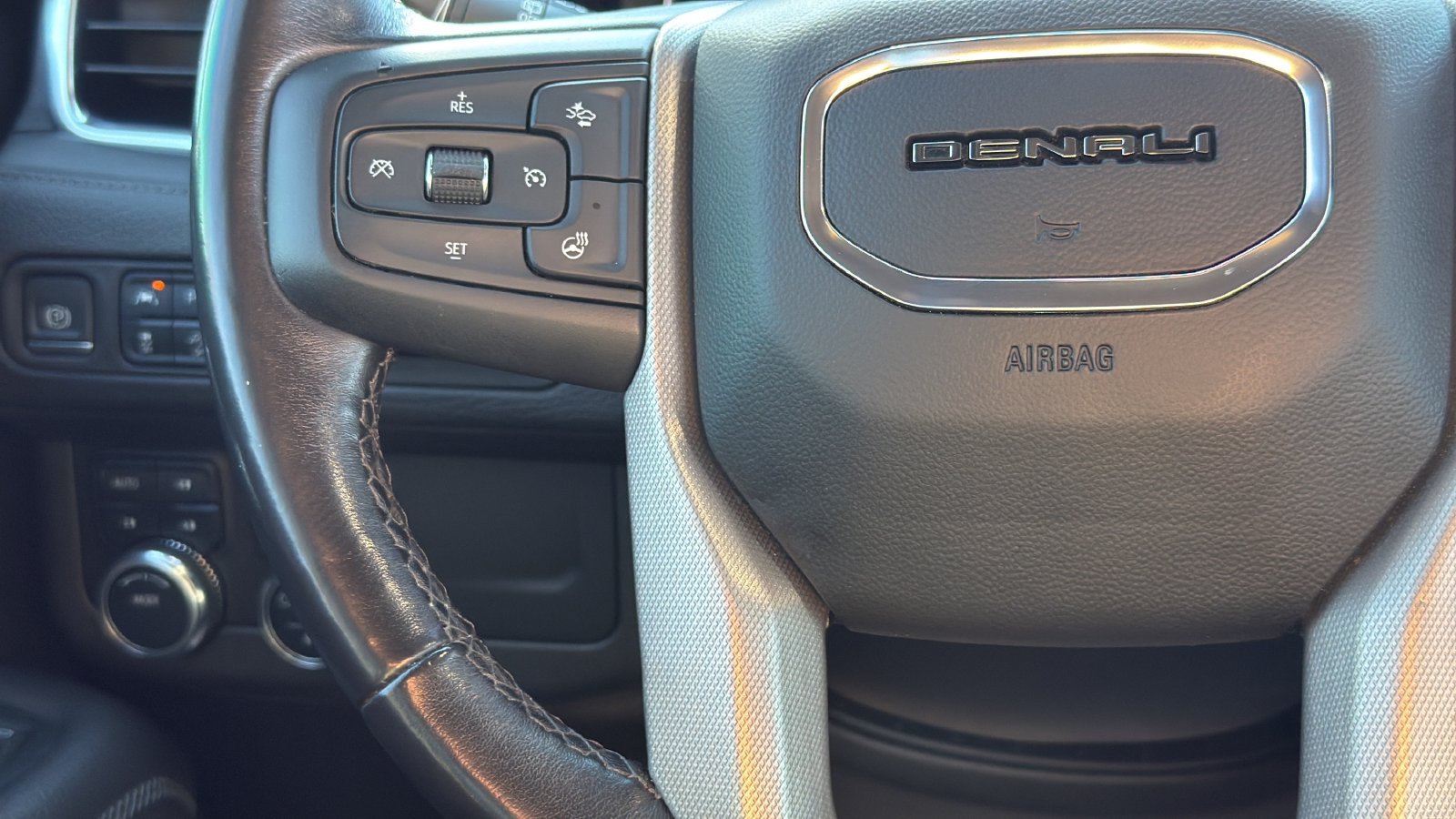 Used 2022 GMC Yukon Denali AWD/4WD image 16