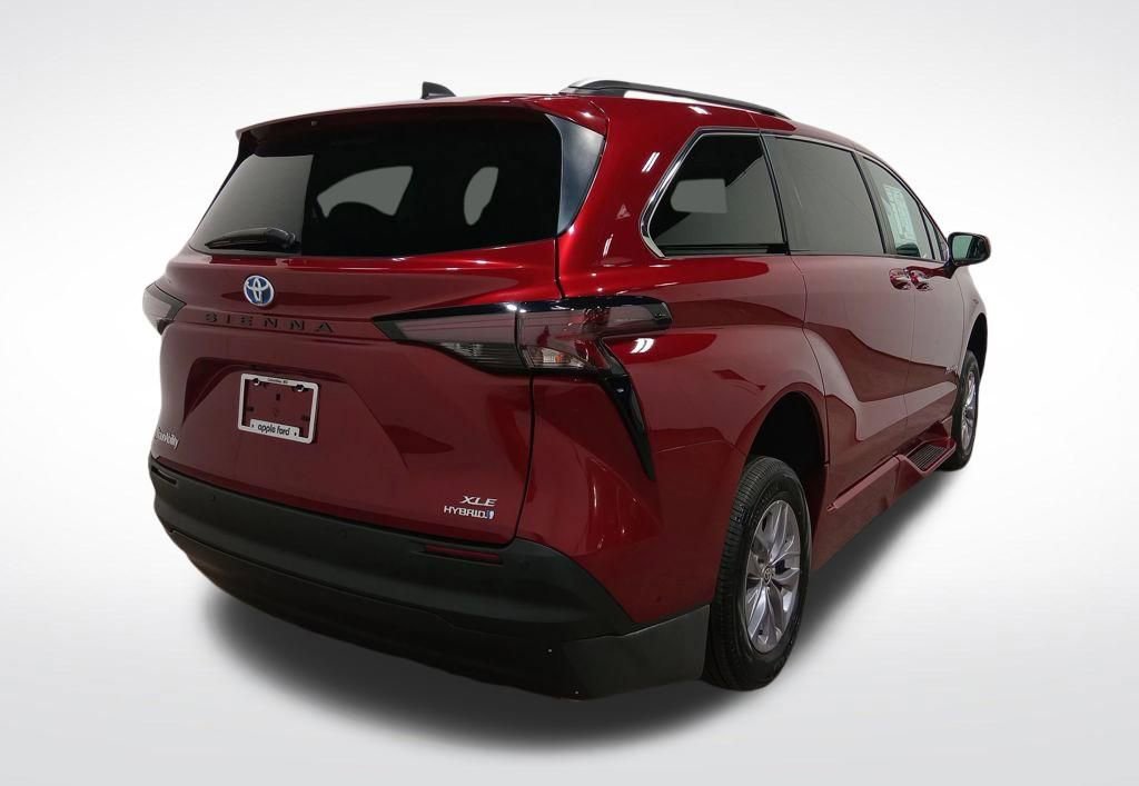 Used 2024 Toyota Sienna XLE w/ XLE Plus Package image 5
