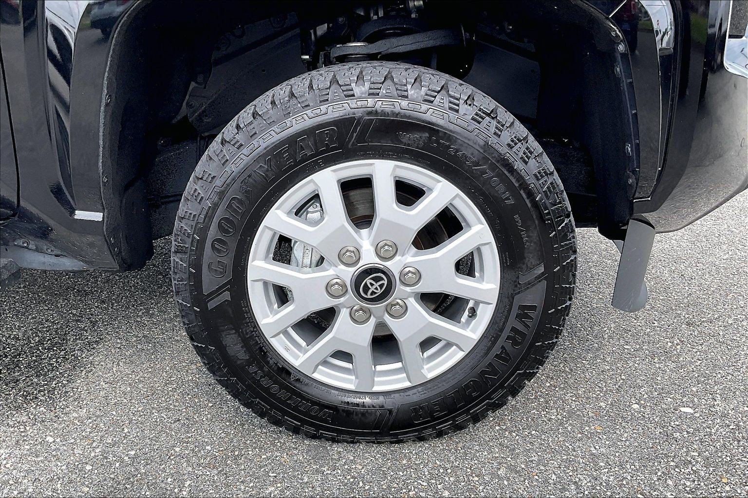 Used 2024 Toyota Tacoma SR5 AWD/4WD image 9