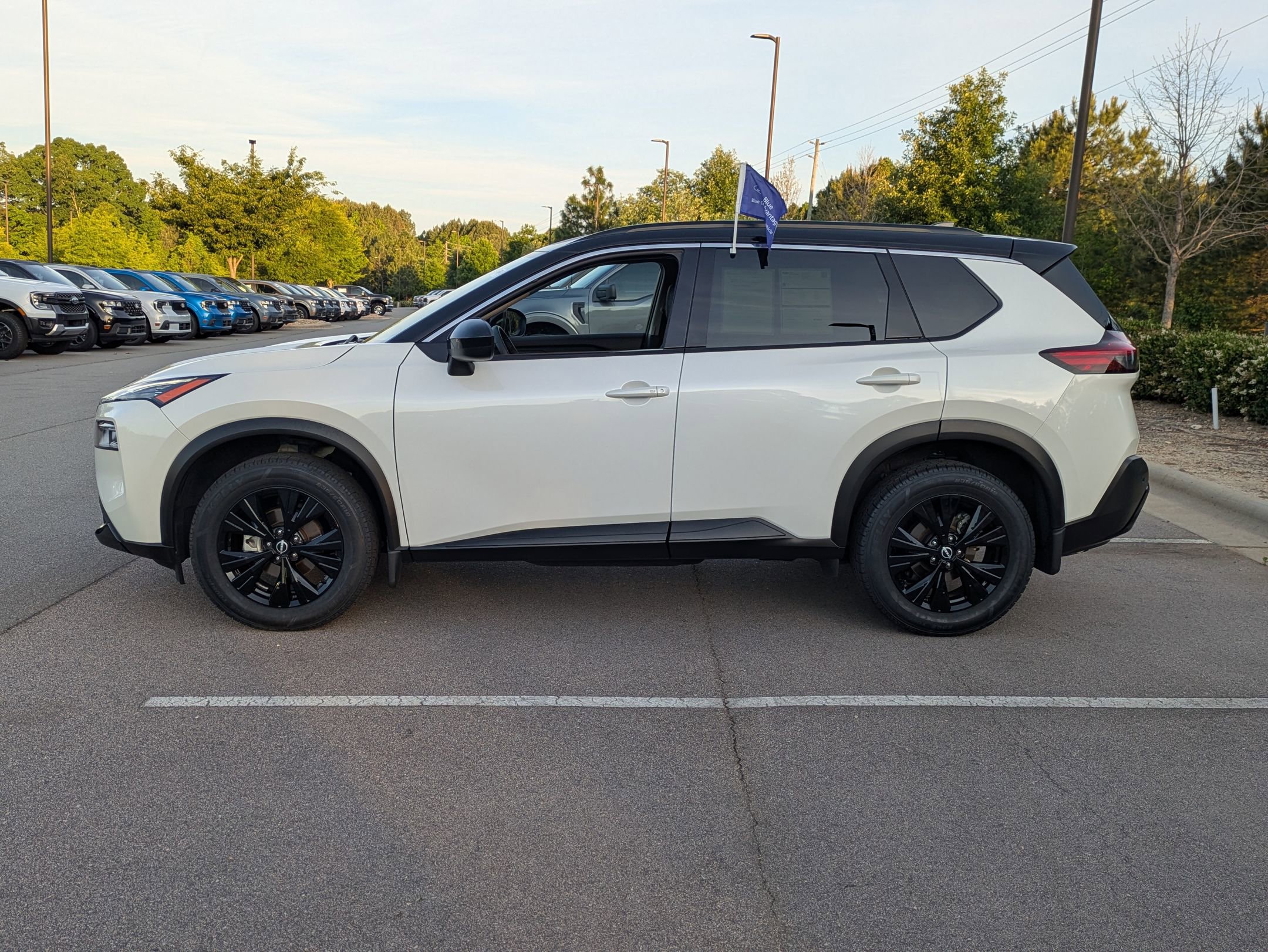 Used 2023 Nissan Rogue SV w/ SV Premium B Package FWD image 7
