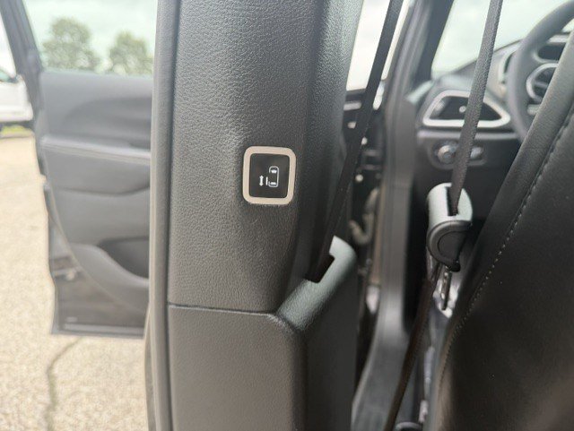 Used 2025 Chrysler Pacifica Select FWD image 26