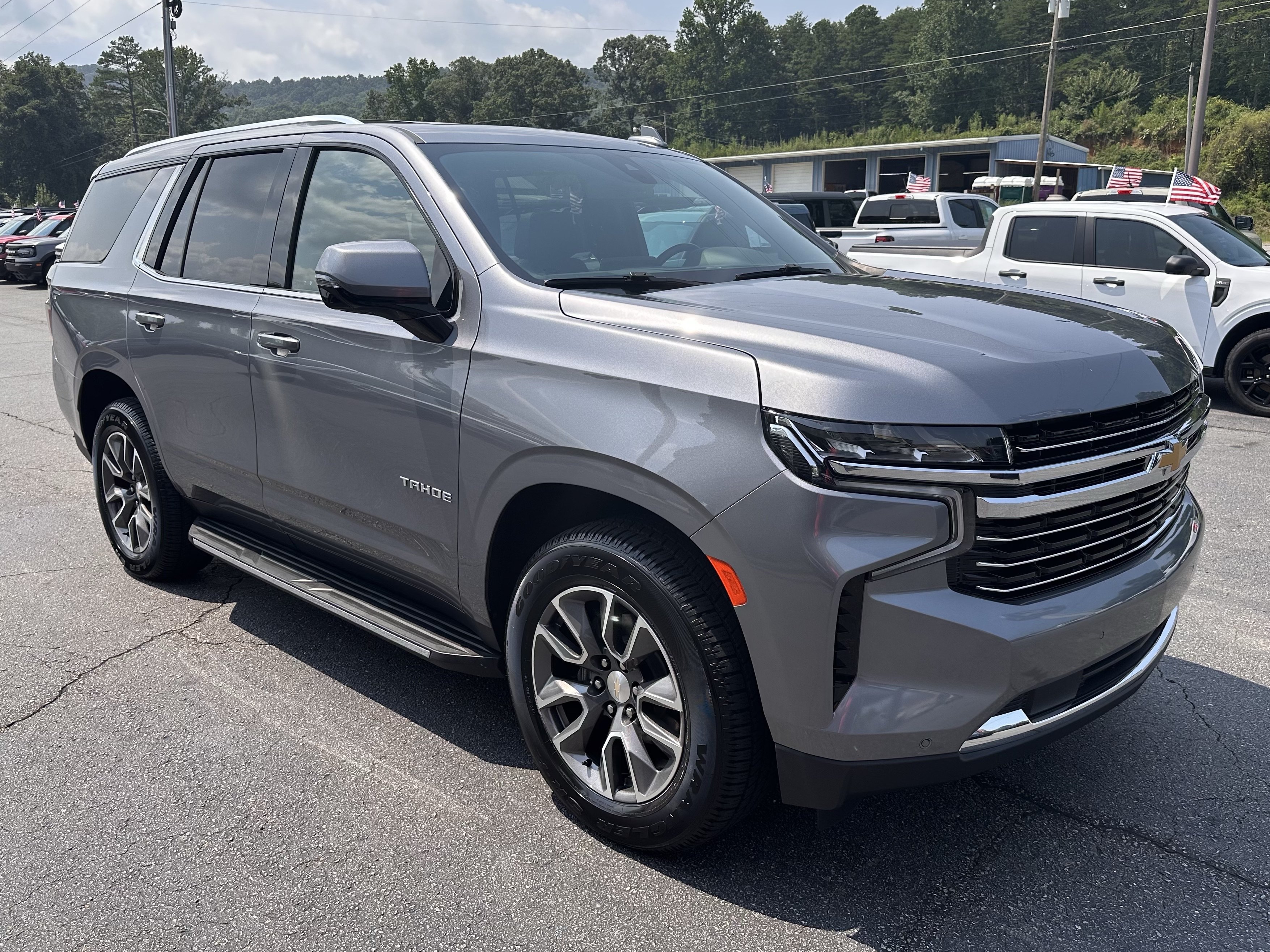 Used 2022 Chevrolet Tahoe LT w/ Luxury Package AWD/4WD image 4