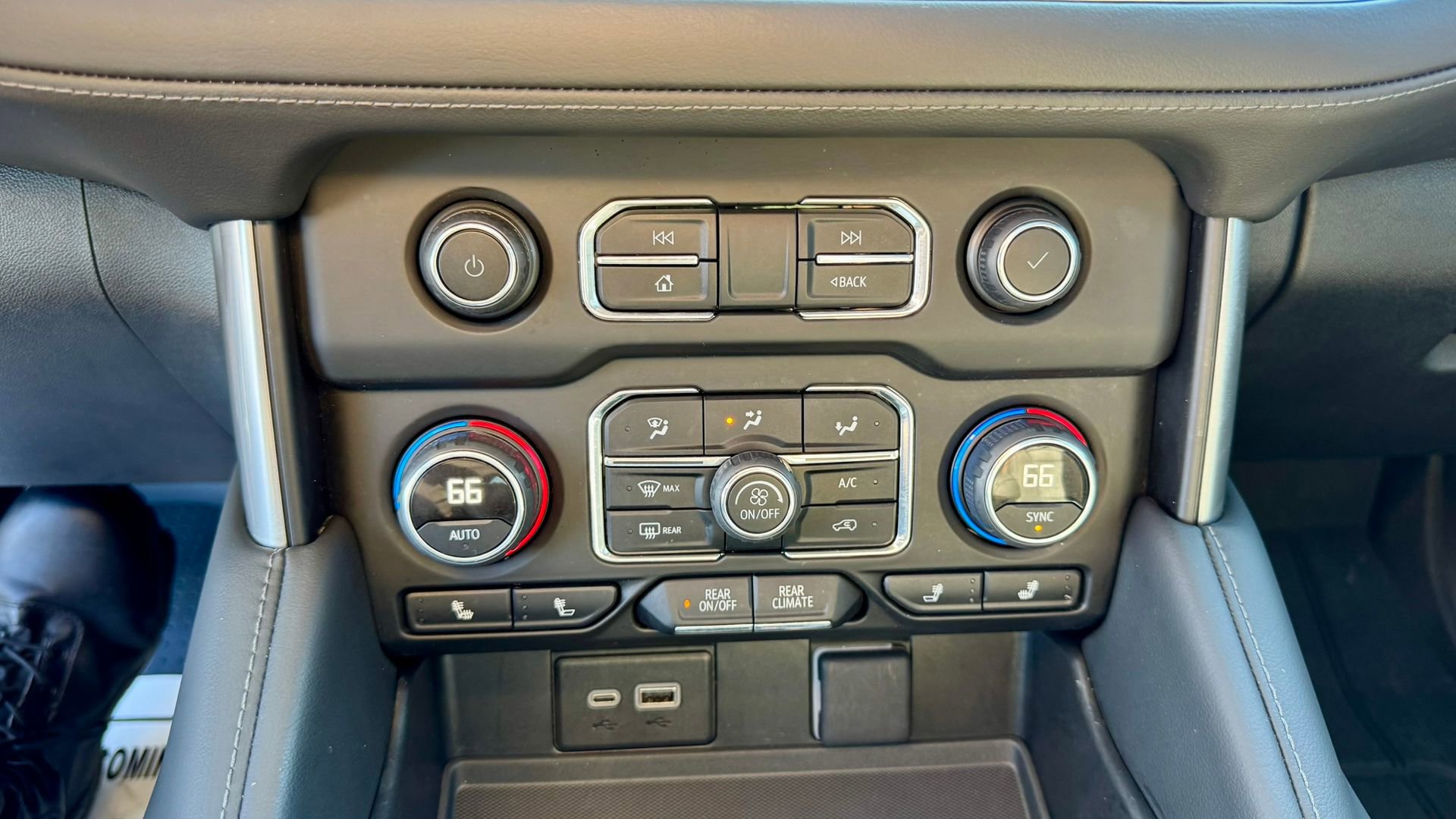 Used 2024 Chevrolet Tahoe Z71 w/ Luxury Package image 30