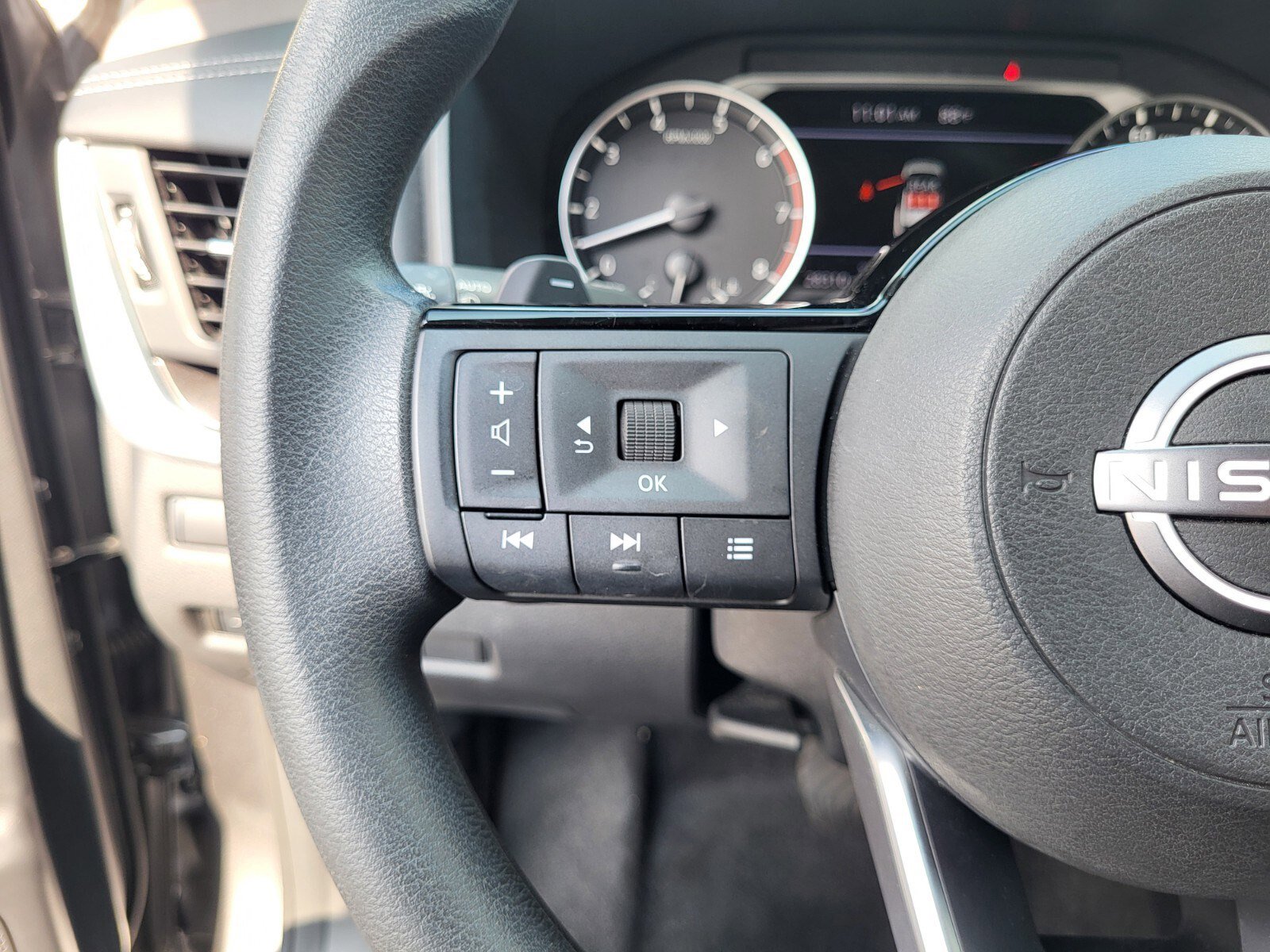 Used 2023 Nissan Rogue SV FWD image 29