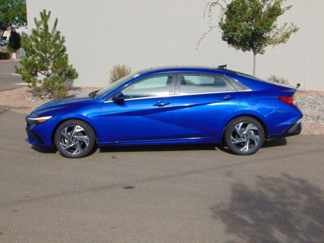 Used 2025 Hyundai Elantra Limited FWD image 3