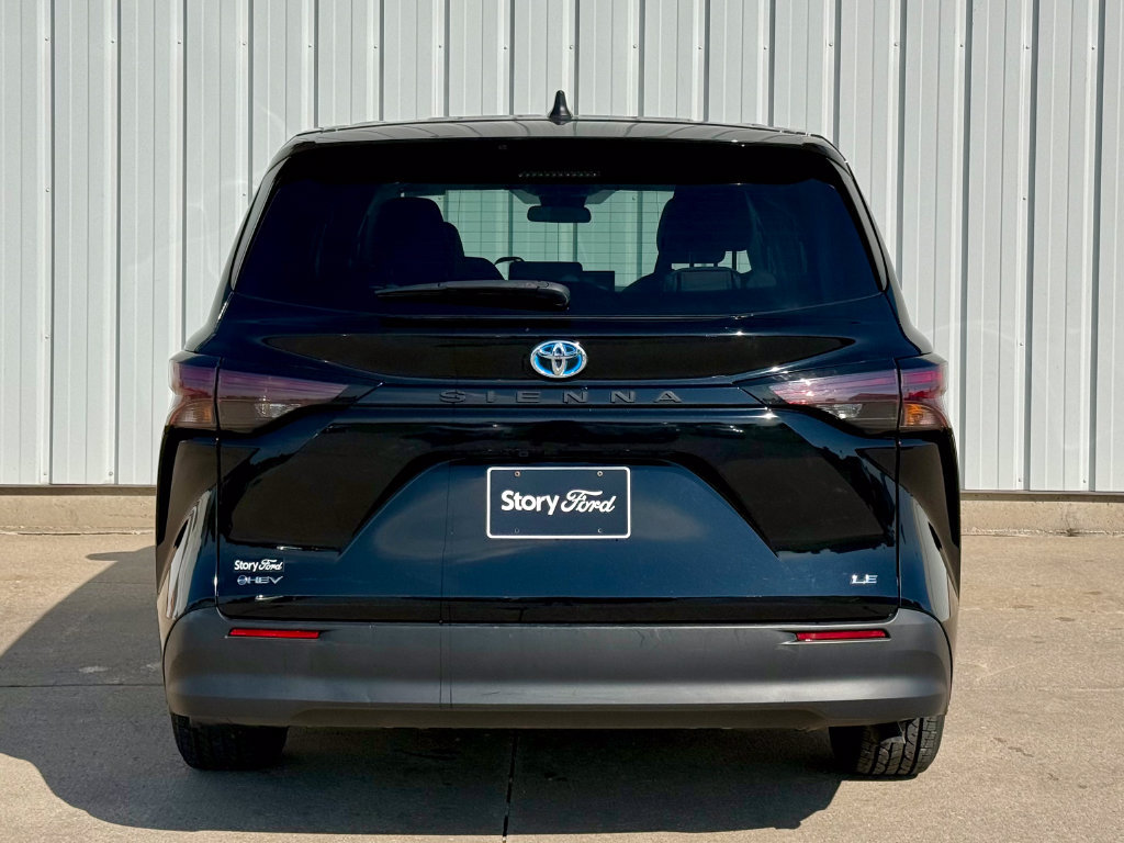 Used 2025 Toyota Sienna LE FWD image 5