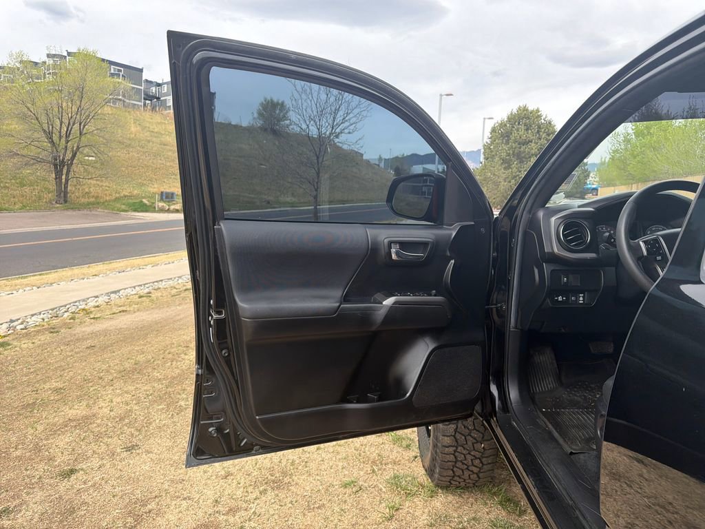 Used 2022 Toyota Tacoma TRD Sport w/ Technology Package AWD/4WD image 9