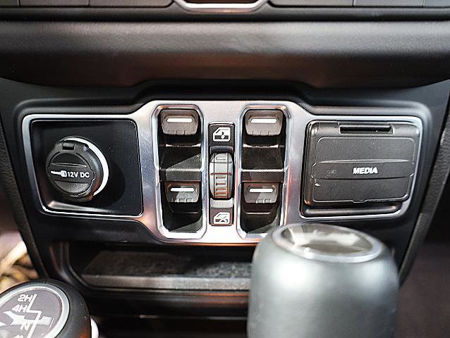 Used 2024 Jeep Wrangler Unlimited Sahara w/ Safety Group image 19