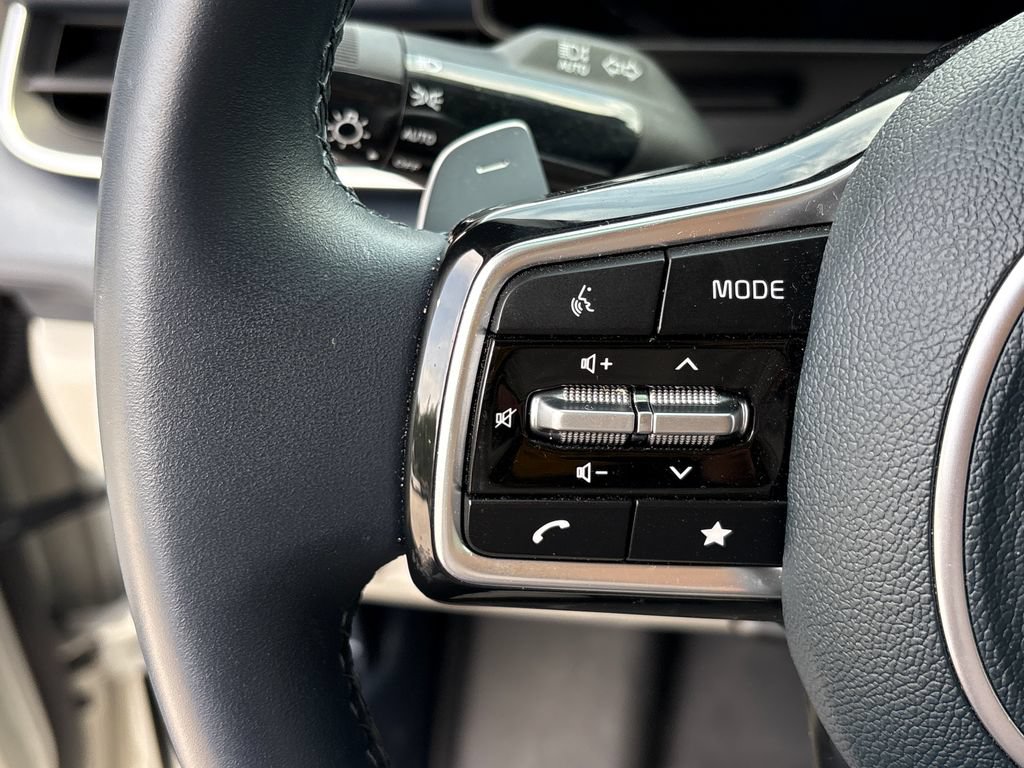 Used 2025 Kia Carnival EX FWD image 17