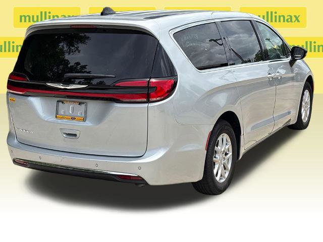 Used 2024 Chrysler Pacifica Touring-L FWD image 4