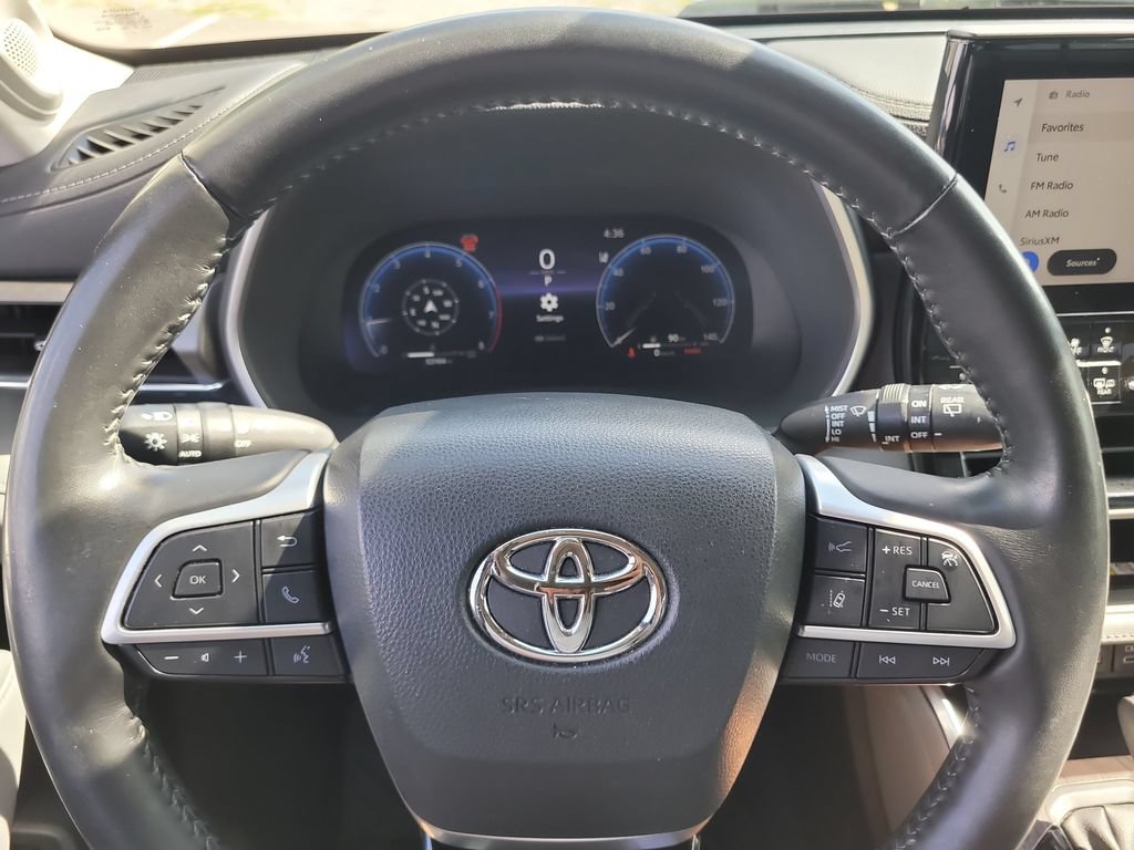 Used 2023 Toyota Highlander Limited FWD image 31