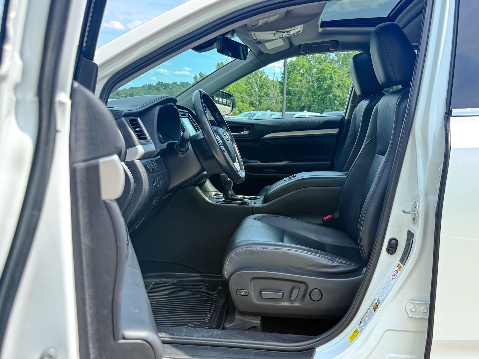 Used 2019 Toyota Highlander XLE AWD/4WD image 16