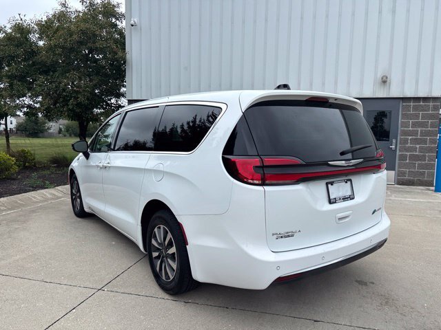 Used 2024 Chrysler Pacifica Limited FWD image 8