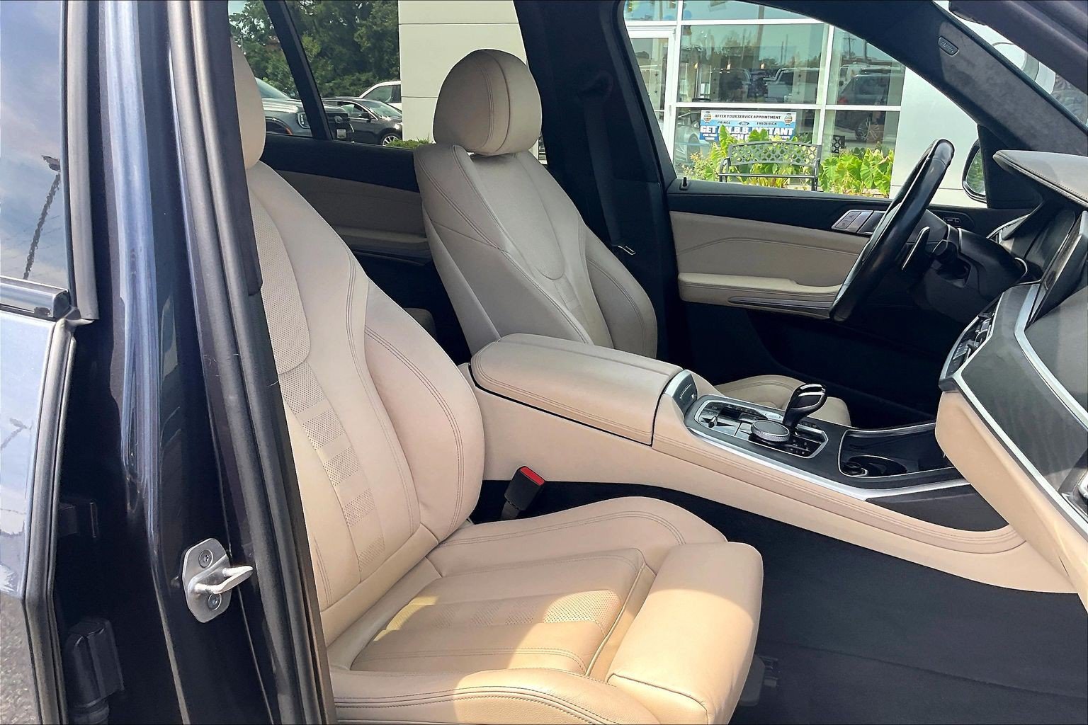 Used 2022 BMW X7 xDrive40i w/ M Sport Package AWD/4WD image 7