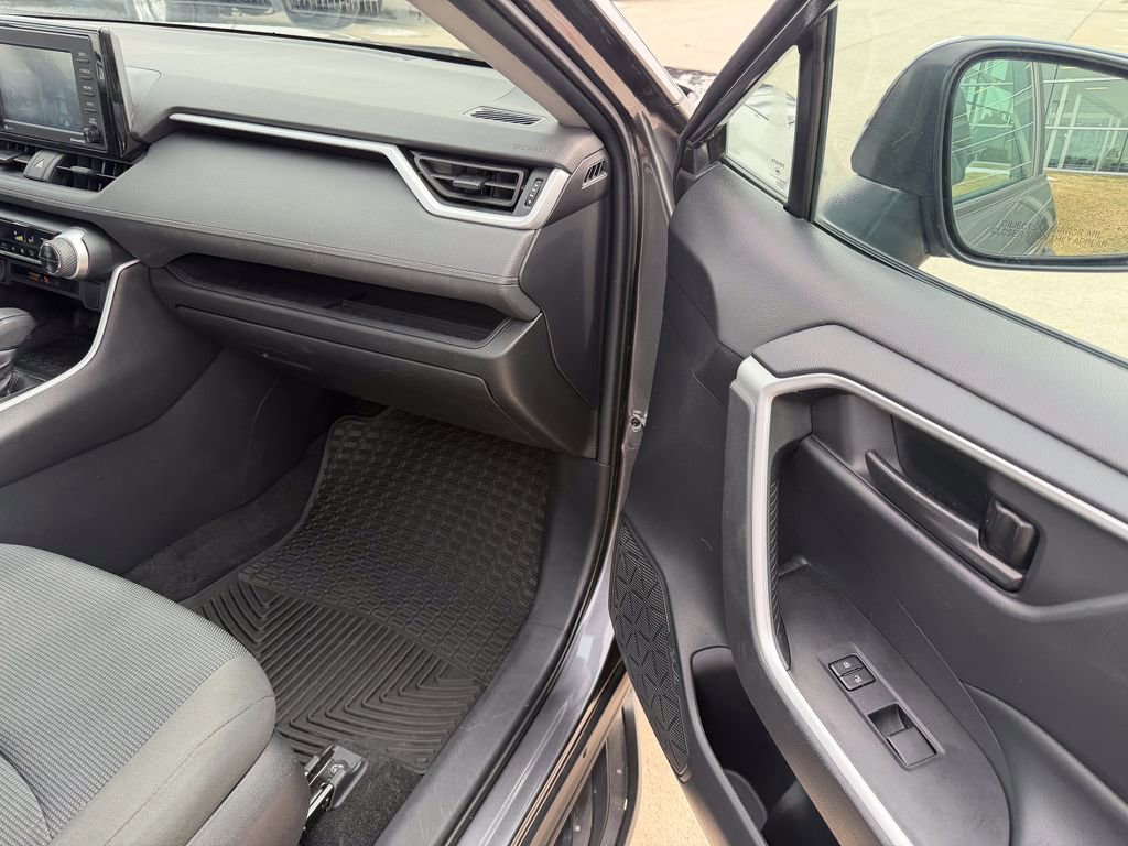 Used 2021 Toyota RAV4 LE image 17