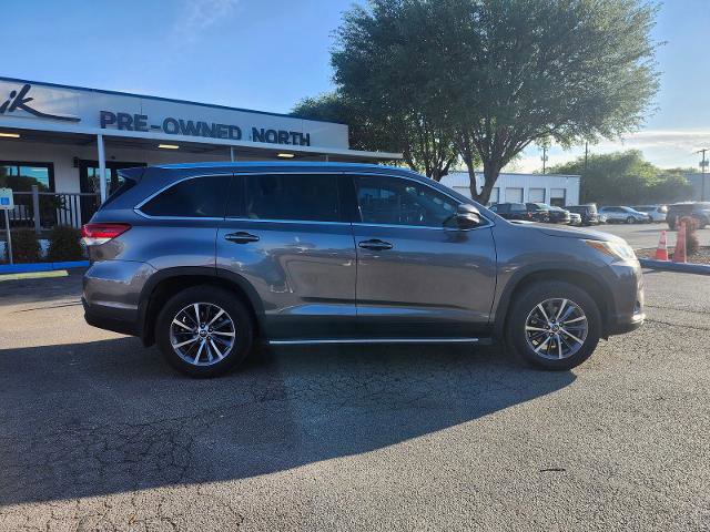 Used 2019 Toyota Highlander XLE FWD image 2