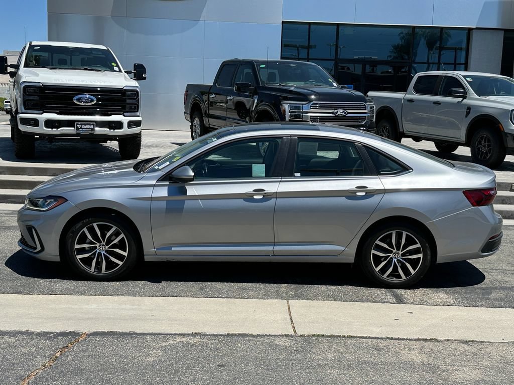 Used 2025 Volkswagen Jetta SE w/ Sunroof Package FWD image 3