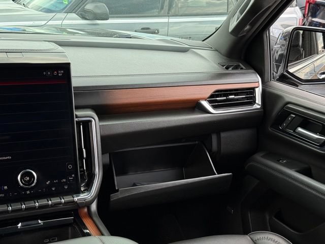 Used 2025 GMC Yukon XL Denali AWD/4WD image 38