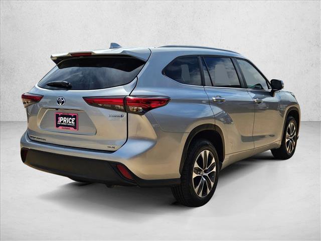 Used 2023 Toyota Highlander XLE image 3
