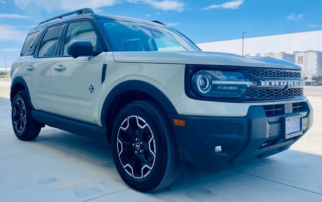 Certified 2025 Ford Bronco Sport Outer Banks w/ Outer Banks Tech Package+ AWD/4WD image 3
