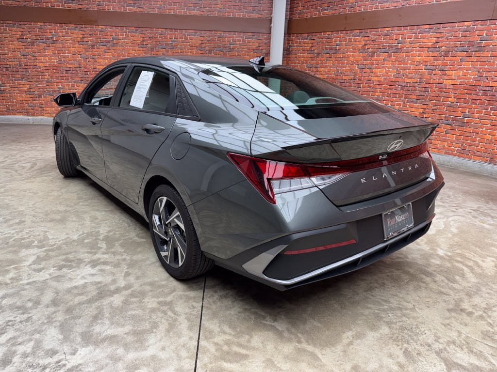 Used 2025 Hyundai Elantra Sport FWD image 2