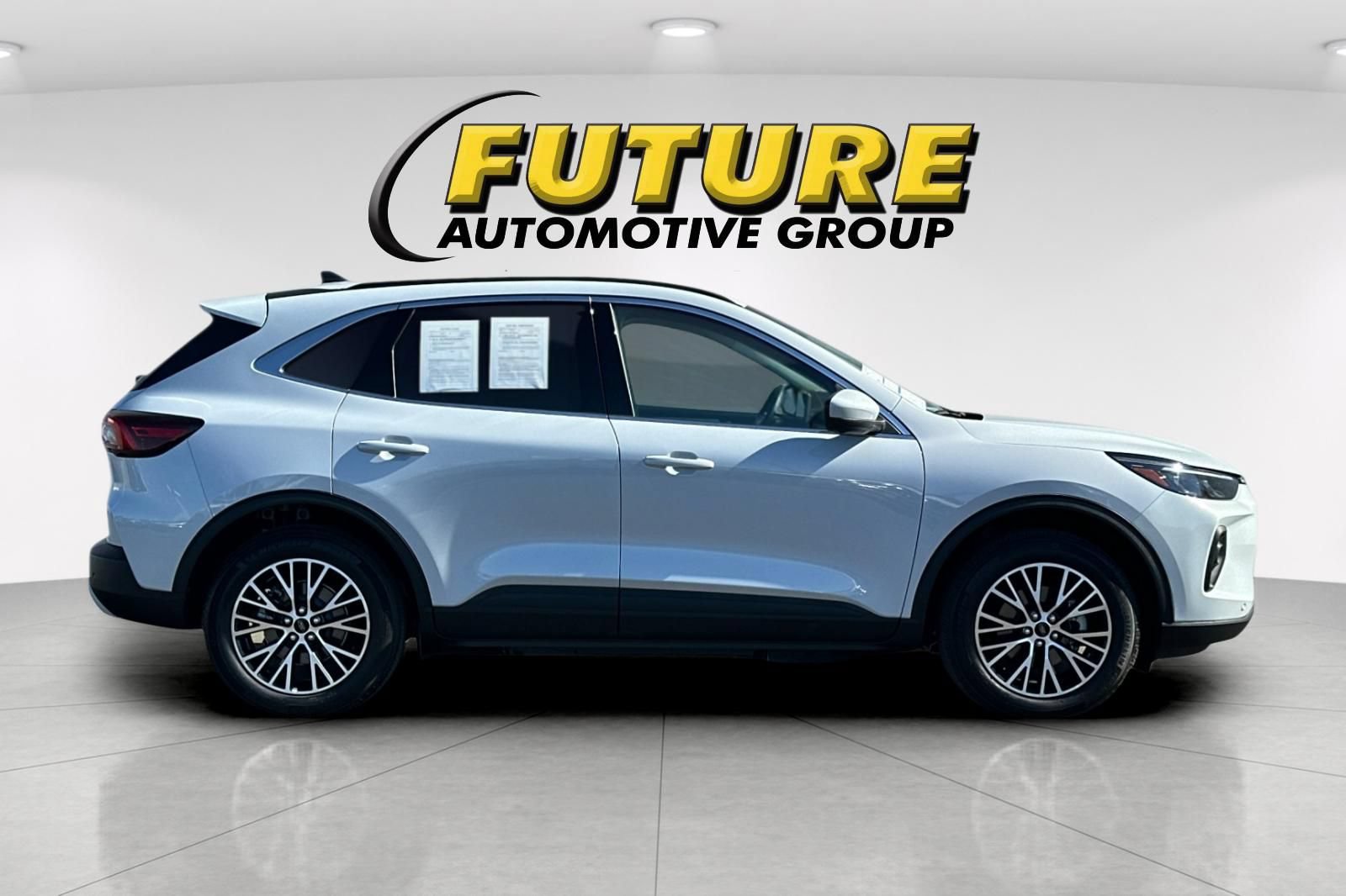 Certified 2025 Ford Escape SE w/ PHEV Premium Package FWD image 2