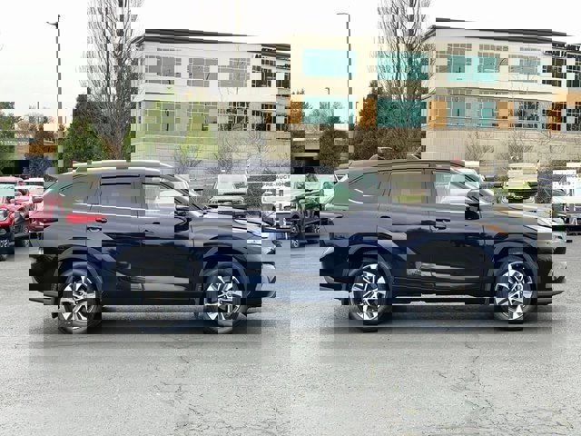 Used 2020 Toyota Highlander XLE image 2