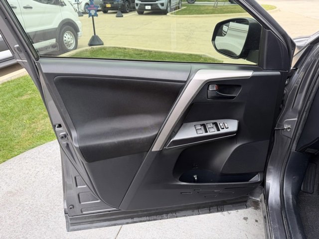 Used 2018 Toyota RAV4 LE image 8