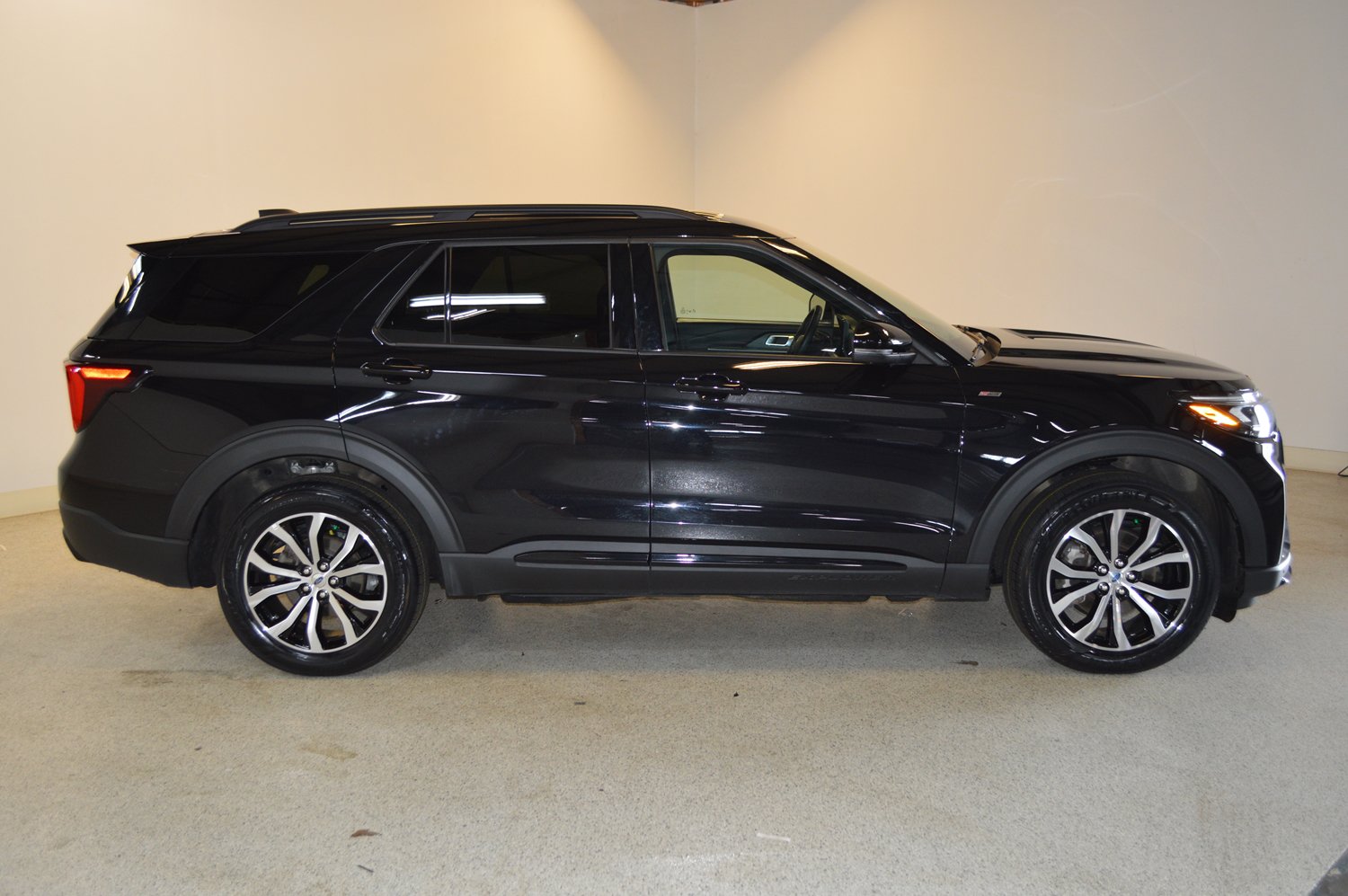 Certified 2025 Ford Explorer ST-Line AWD/4WD image 2