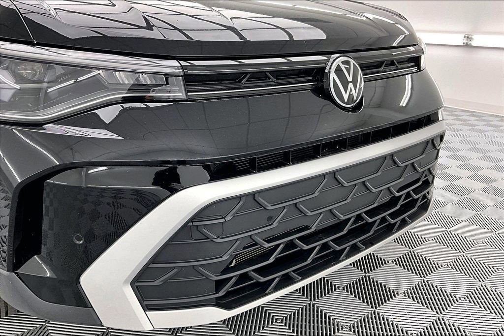 Used 2025 Volkswagen Taos SE image 28