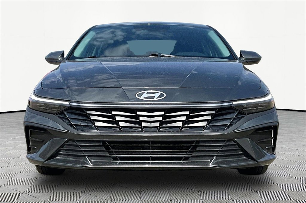 Used 2025 Hyundai Elantra SE w/ Cargo Package image 3