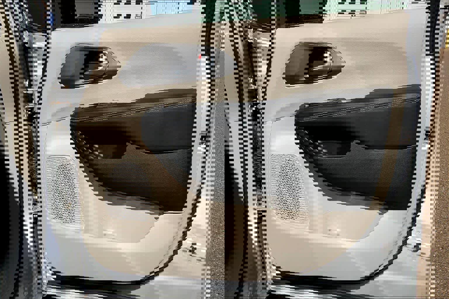 Used 2024 Chrysler Pacifica Touring-L image 23