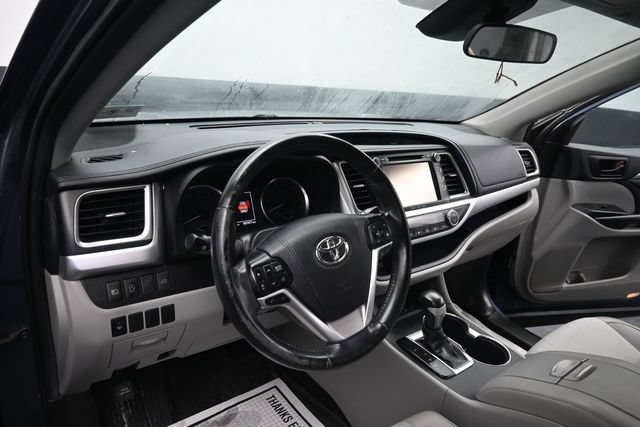 Used 2019 Toyota Highlander Plus AWD/4WD image 15