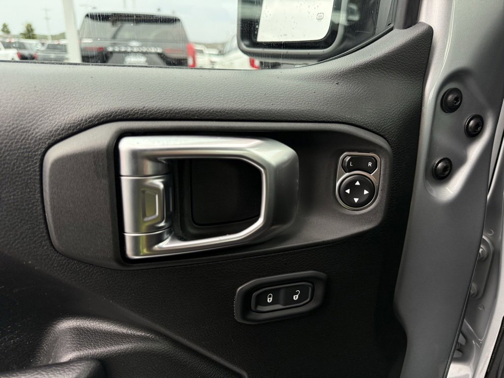 Used 2023 Jeep Gladiator Willys image 12