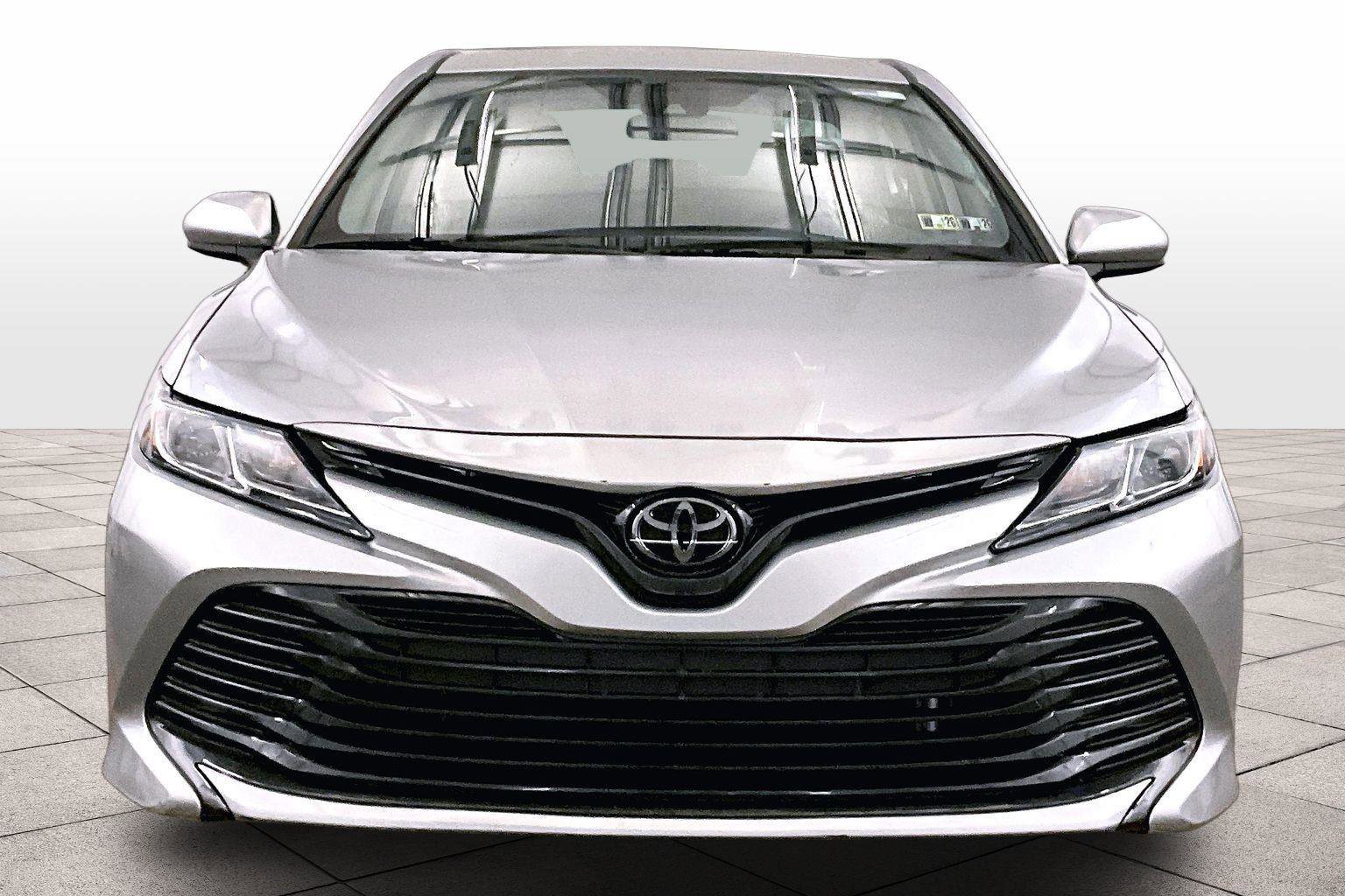 Used 2020 Toyota Camry LE image 3