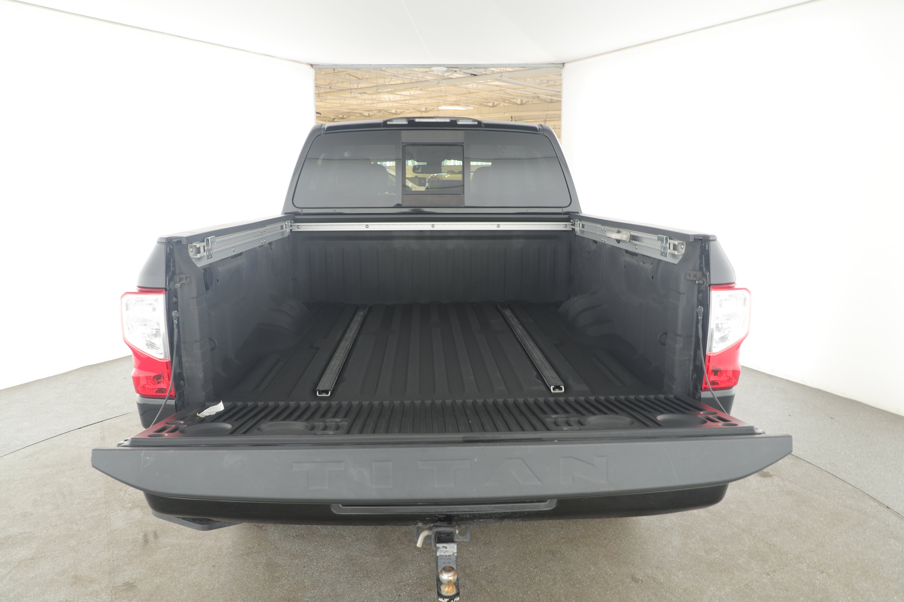 Used 2019 Nissan Titan SL image 5