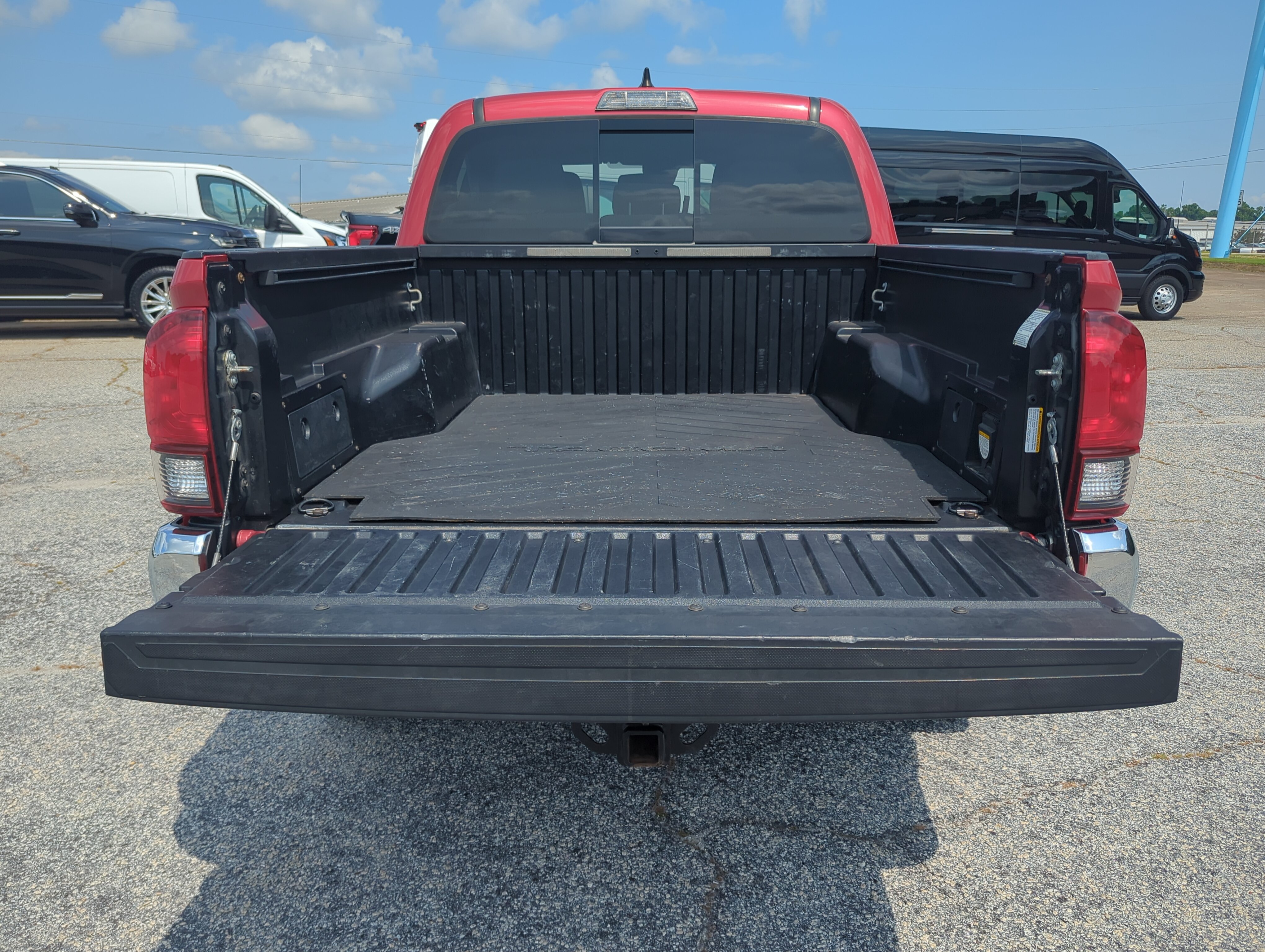 Used 2018 Toyota Tacoma TRD Off-Road AWD/4WD image 11