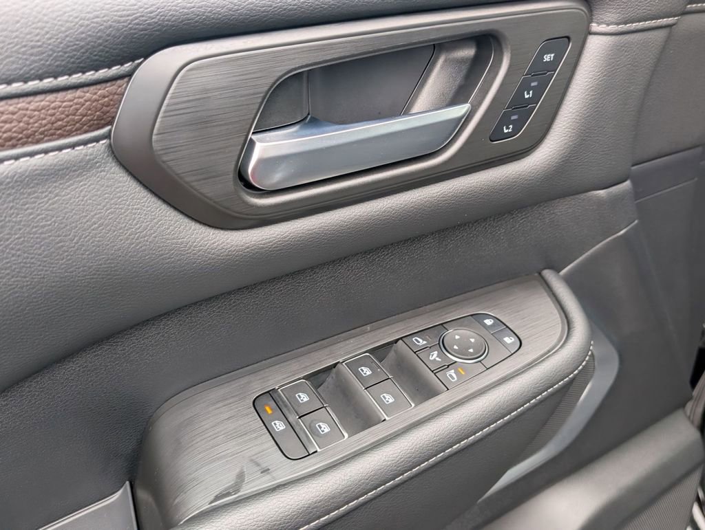 Used 2025 Nissan Armada Platinum image 24