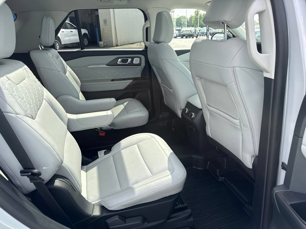 Certified 2025 Ford Explorer Platinum w/ Ultimate Package AWD/4WD image 39