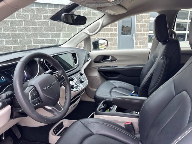 Used 2024 Chrysler Pacifica Limited FWD image 15
