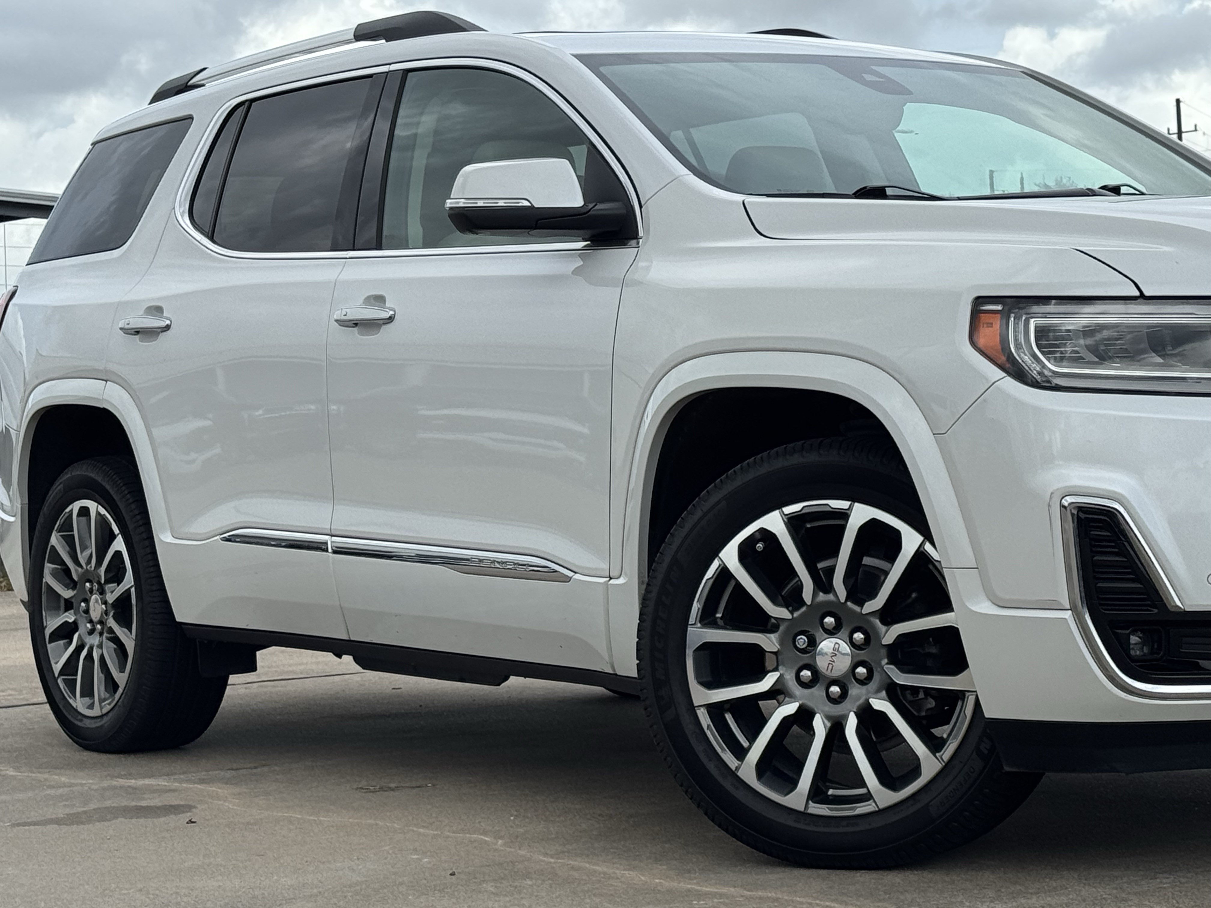 Used 2022 GMC Acadia Denali w/ Denali Ultimate Package FWD image 3