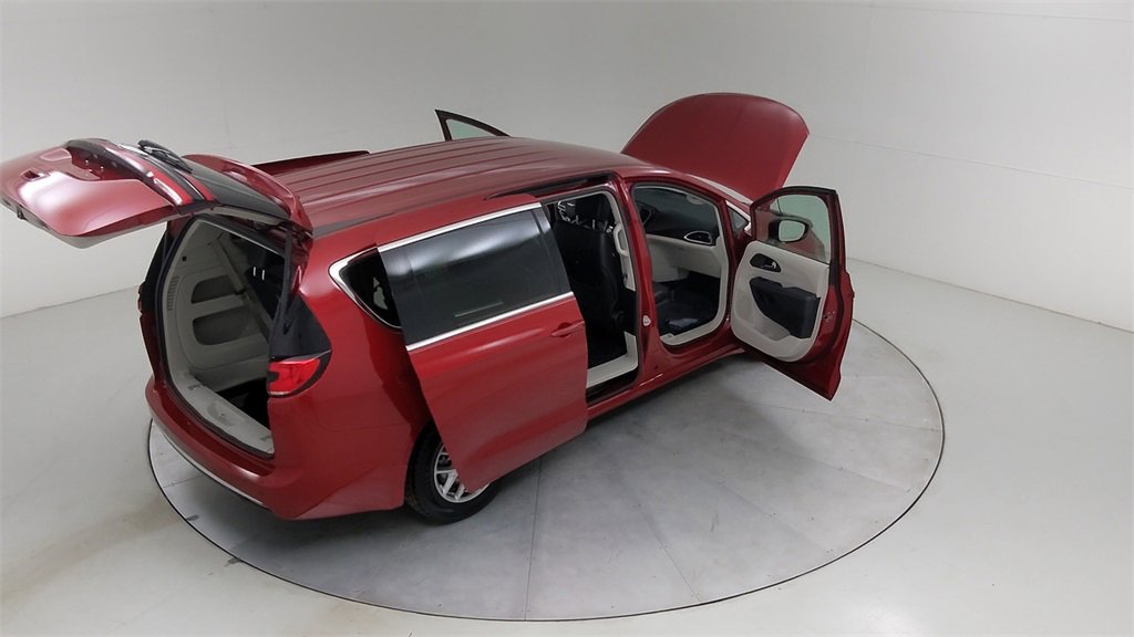 Used 2024 Chrysler Pacifica Touring-L image 48