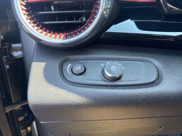 Used 2025 Chevrolet Trax RS w/ Sunroof Package FWD image 18