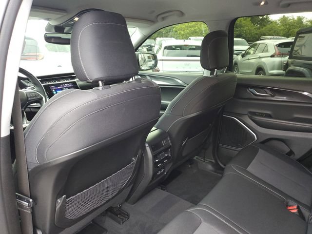 Used 2022 Jeep Grand Cherokee Laredo w/ Luxury Tech Group I AWD/4WD image 27