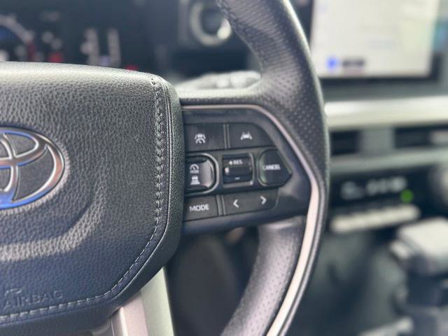 Used 2025 Toyota 4Runner SR5 AWD/4WD image 15