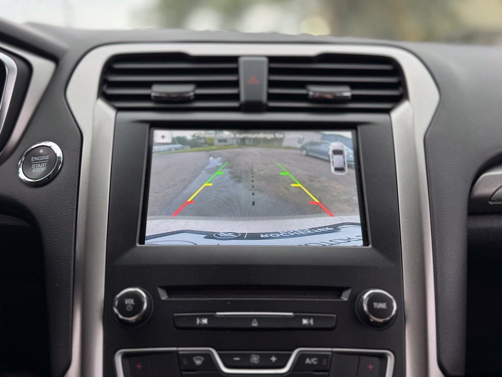 Certified 2017 Ford Fusion SE w/ Fusion SE Technology Package FWD image 4