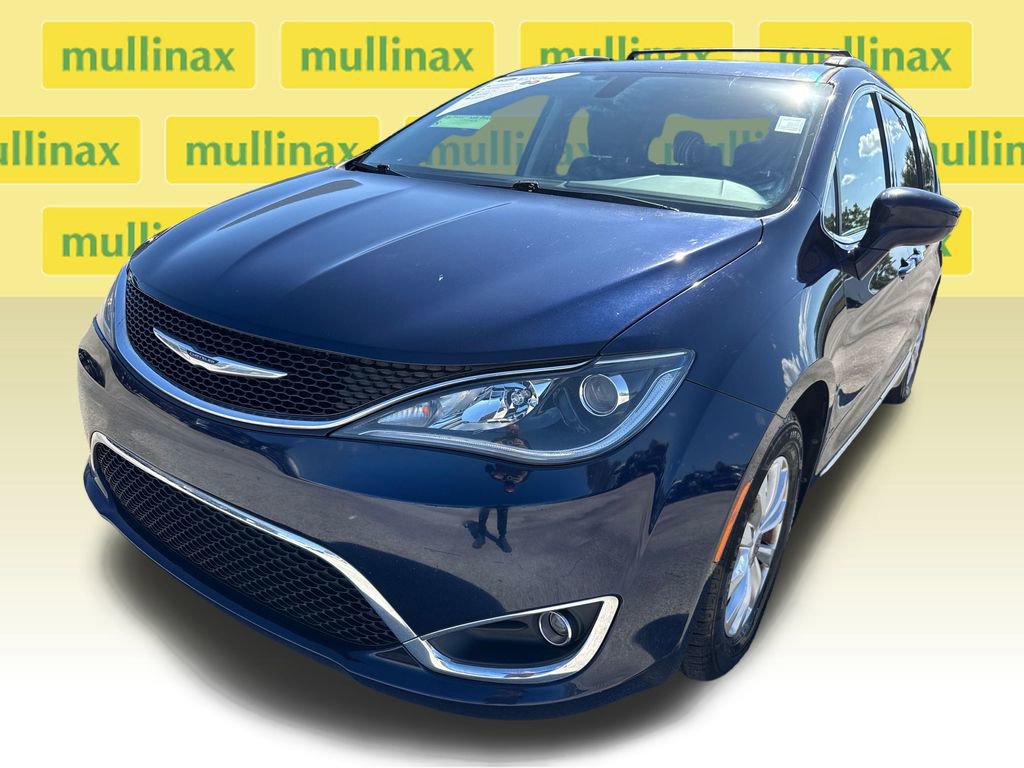 Used 2017 Chrysler Pacifica Touring-L w/ 13 Speaker Alpine Sound Group image 5