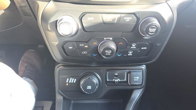 Used 2020 Jeep Renegade Latitude w/ Cold Weather Group image 22