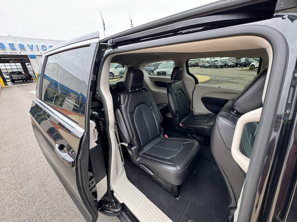 Used 2023 Chrysler Pacifica Touring-L FWD image 18